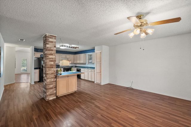 862 Valleybrooke Drive, Arlington, TX 76001