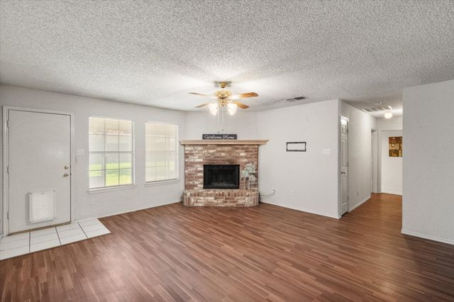 862 Valleybrooke Drive, Arlington, TX 76001