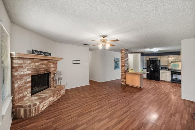 862 Valleybrooke Drive, Arlington, TX 76001