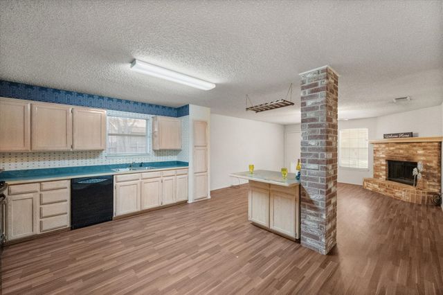 862 Valleybrooke Drive, Arlington, TX 76001