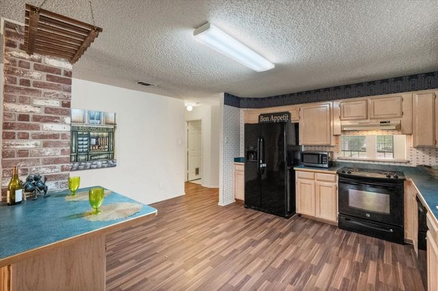 862 Valleybrooke Drive, Arlington, TX 76001