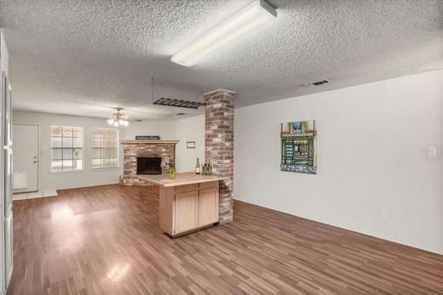 862 Valleybrooke Drive, Arlington, TX 76001