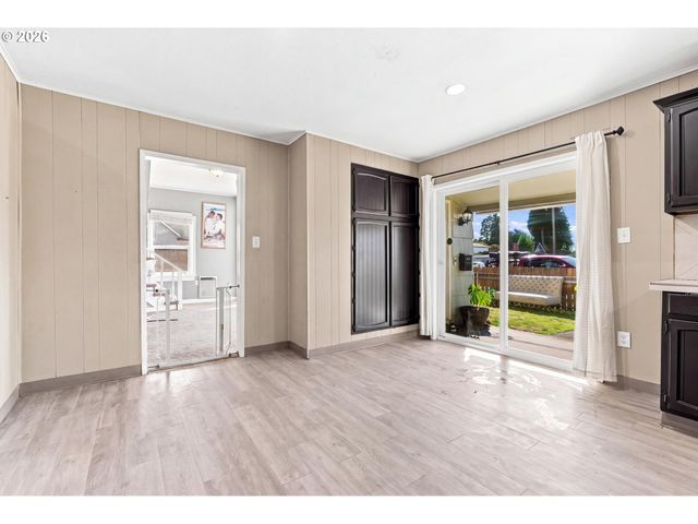 208 Sw 3RD Ave, Kelso, WA 98626