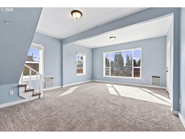 208 Sw 3RD Ave, Kelso, WA 98626