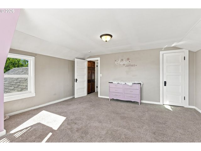 208 Sw 3RD Ave, Kelso, WA 98626