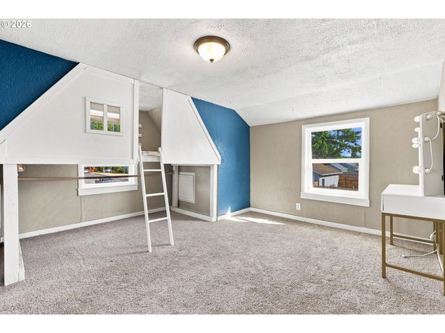 208 Sw 3RD Ave, Kelso, WA 98626