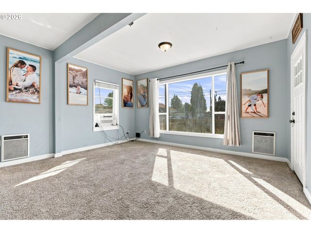 208 Sw 3RD Ave, Kelso, WA 98626