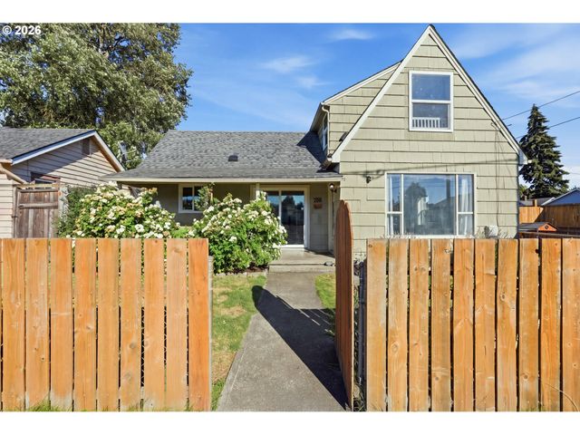 208 Sw 3RD Ave, Kelso, WA 98626