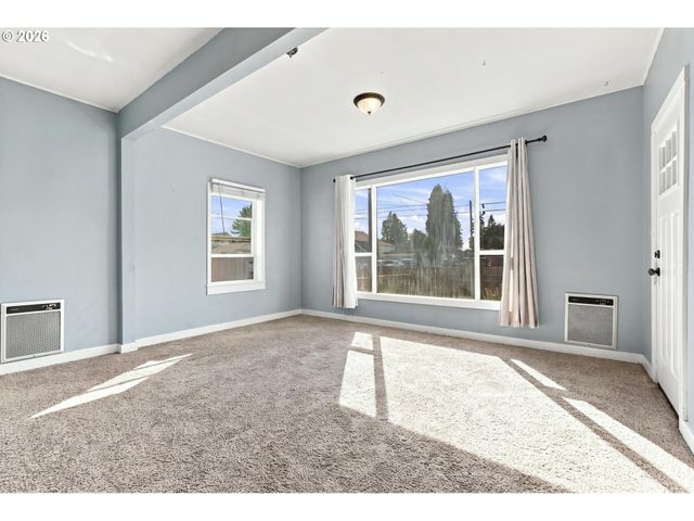 208 Sw 3RD Ave, Kelso, WA 98626