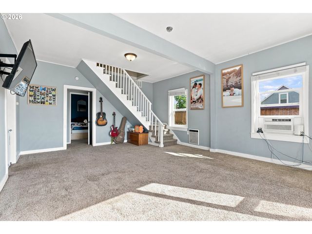 208 Sw 3RD Ave, Kelso, WA 98626