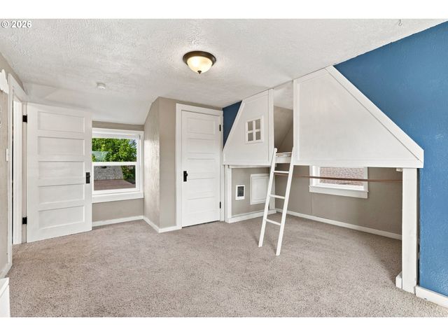 208 Sw 3RD Ave, Kelso, WA 98626