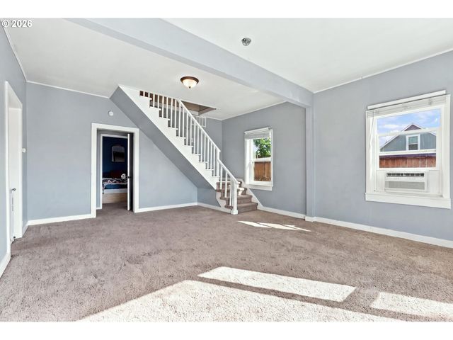 208 Sw 3RD Ave, Kelso, WA 98626