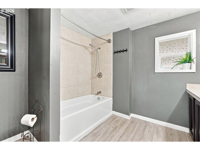 208 Sw 3RD Ave, Kelso, WA 98626