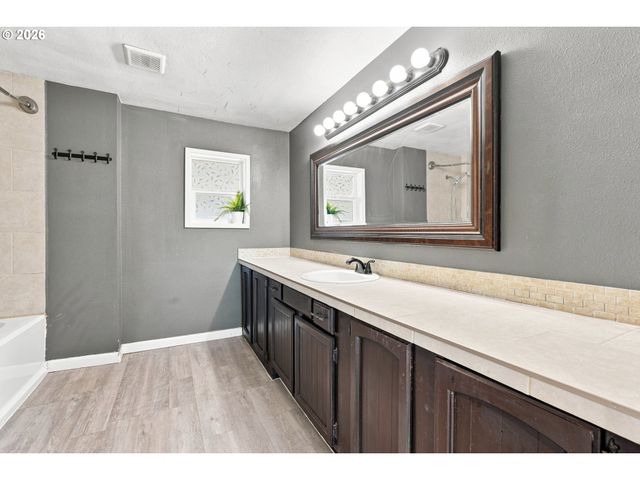 208 Sw 3RD Ave, Kelso, WA 98626