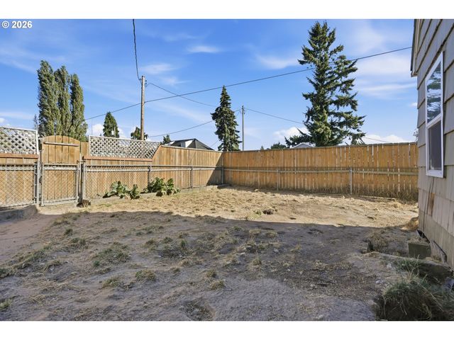 208 Sw 3RD Ave, Kelso, WA 98626