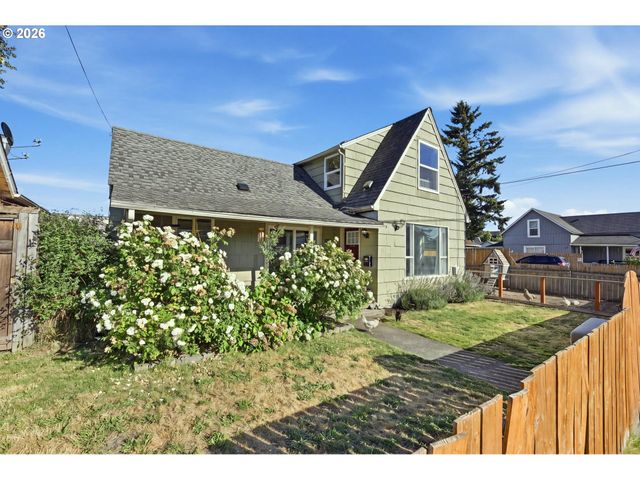 208 Sw 3RD Ave, Kelso, WA 98626