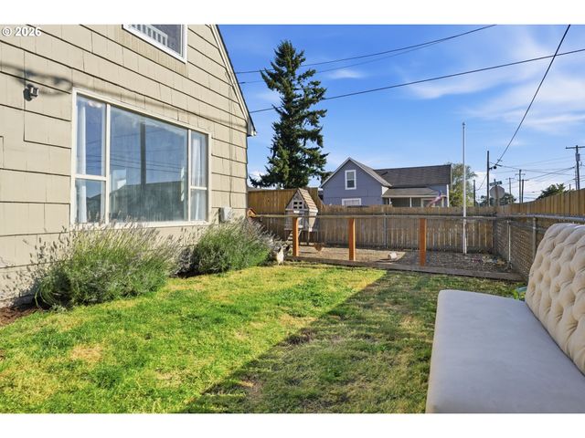 208 Sw 3RD Ave, Kelso, WA 98626