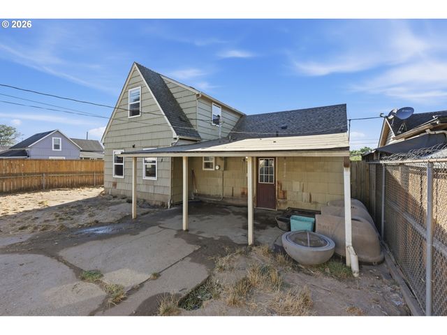 208 Sw 3RD Ave, Kelso, WA 98626