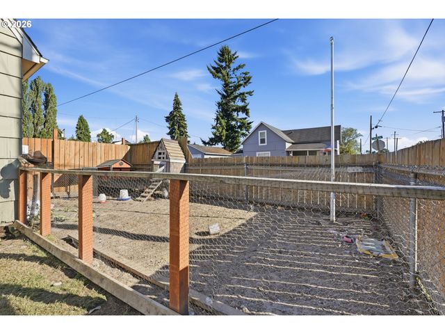 208 Sw 3RD Ave, Kelso, WA 98626