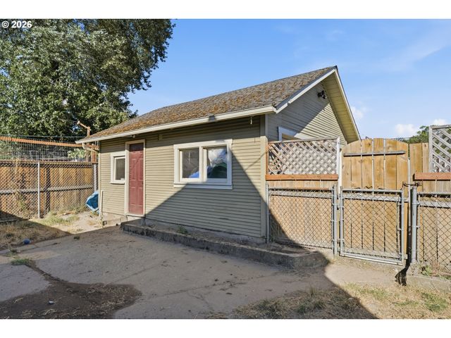 208 Sw 3RD Ave, Kelso, WA 98626