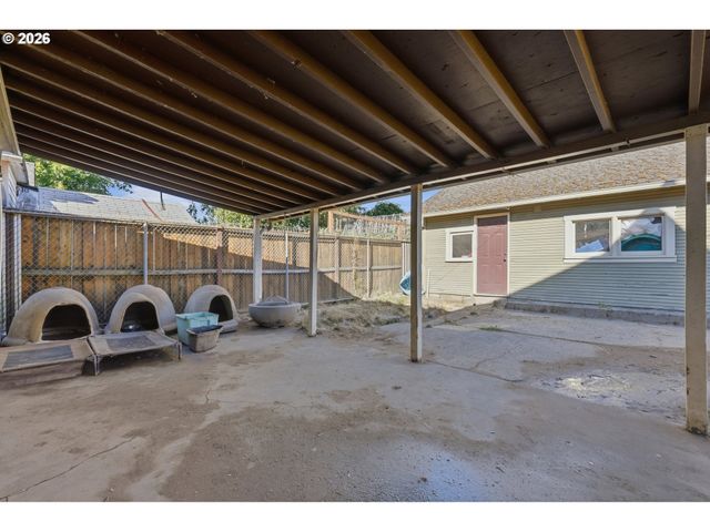208 Sw 3RD Ave, Kelso, WA 98626