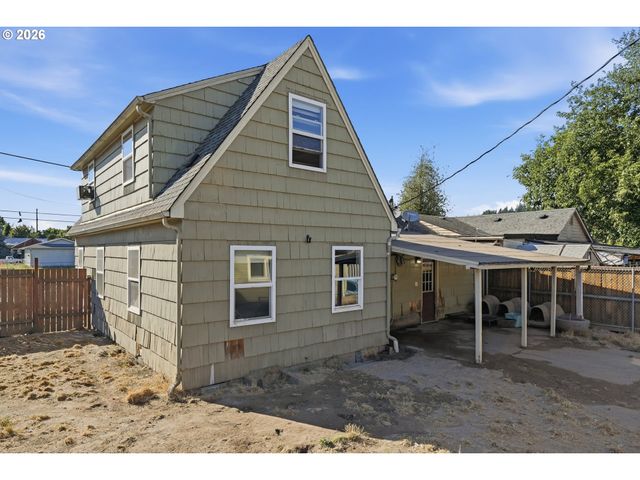 208 Sw 3RD Ave, Kelso, WA 98626