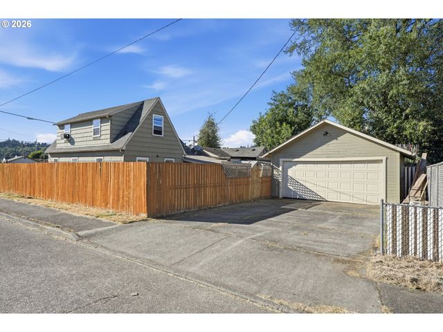 208 Sw 3RD Ave, Kelso, WA 98626