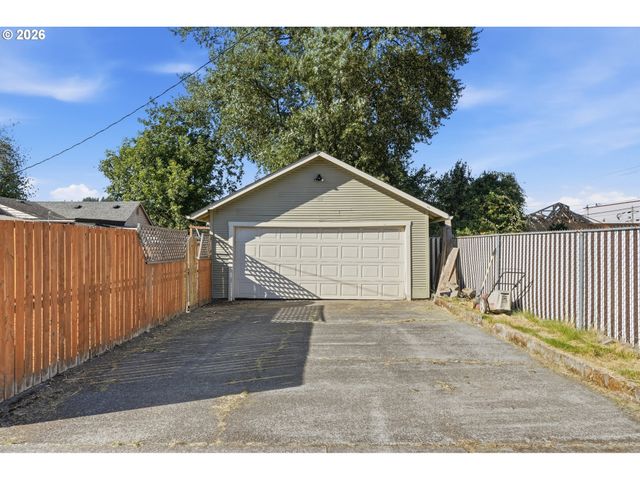 208 Sw 3RD Ave, Kelso, WA 98626