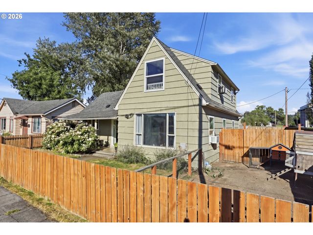 208 Sw 3RD Ave, Kelso, WA 98626