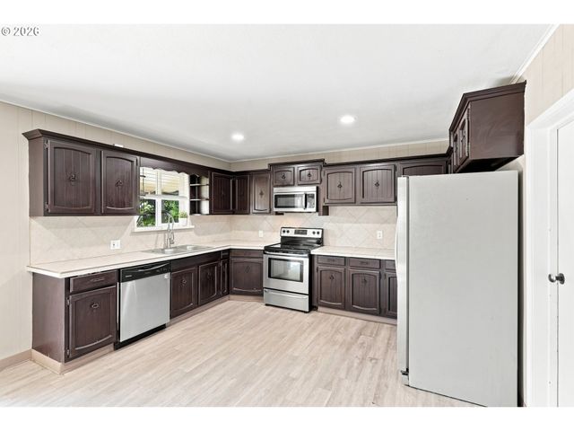 208 Sw 3RD Ave, Kelso, WA 98626