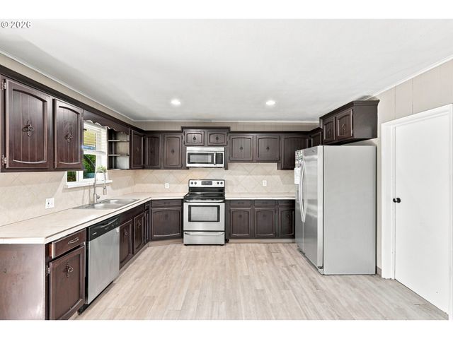 208 Sw 3RD Ave, Kelso, WA 98626