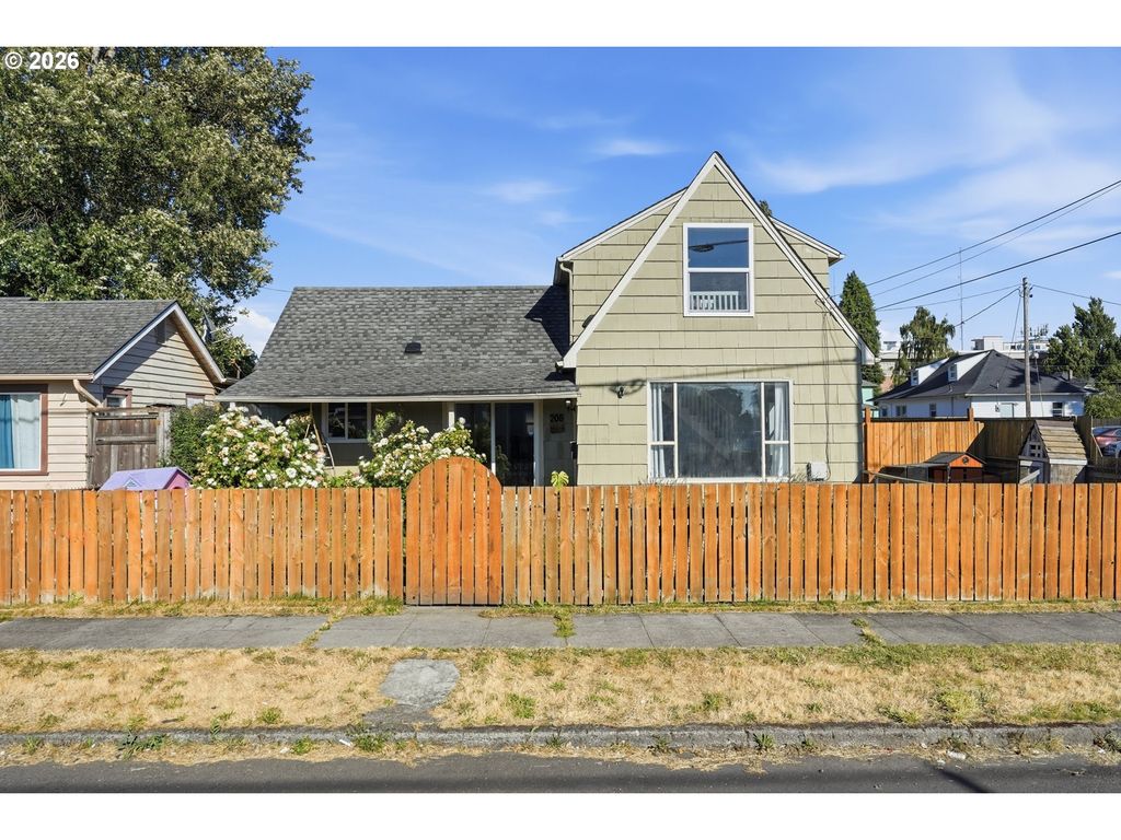 208 Sw 3RD Ave, Kelso, WA 98626