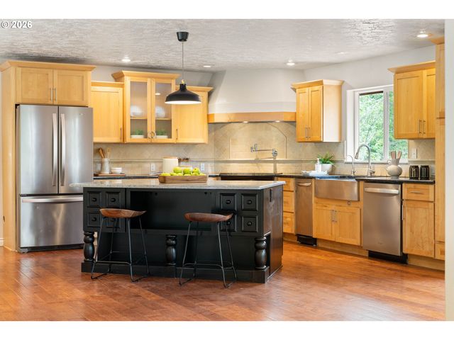 39448 E KNIERIEM Rd, Corbett, OR 97019