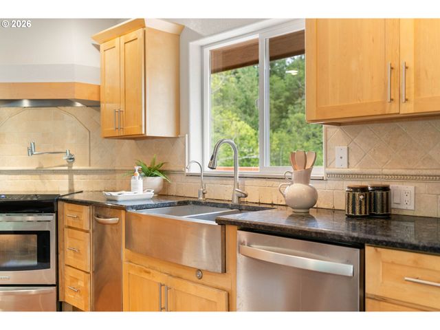 39448 E KNIERIEM Rd, Corbett, OR 97019