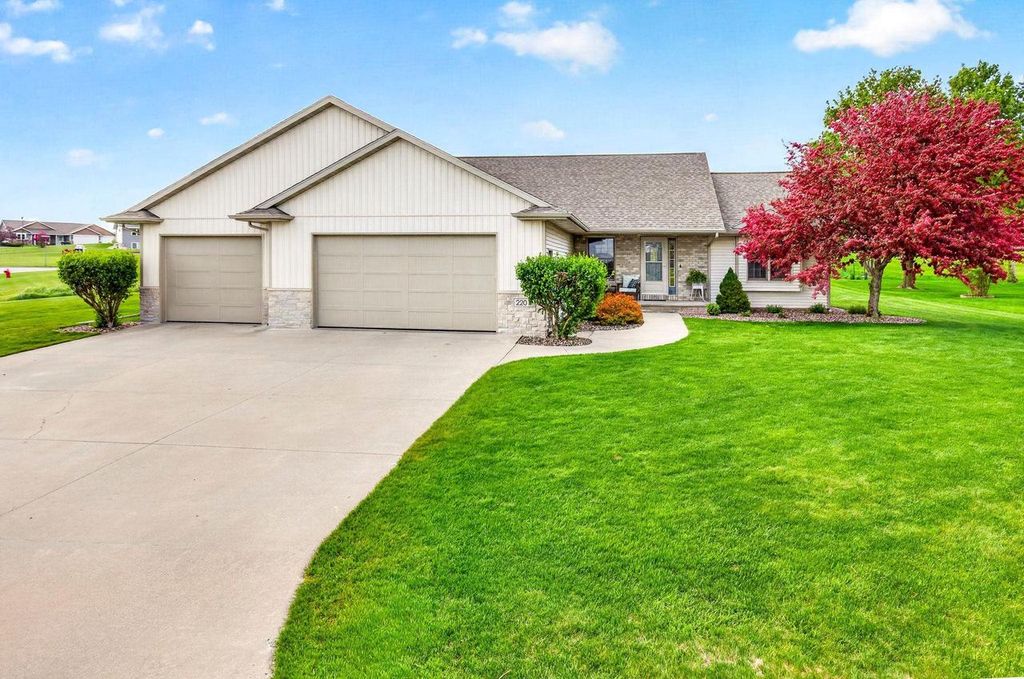 220 EAST RIDGE STREET, New London, WI 54961