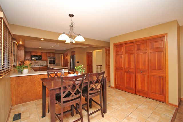 4 Shenandoah Lane, Hawthorn Woods, IL 60047