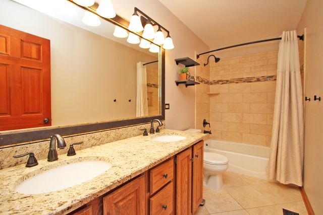 4 Shenandoah Lane, Hawthorn Woods, IL 60047