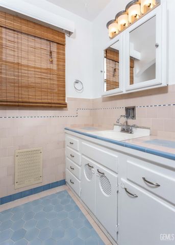 1102 Wilson Avenue, Bakersfield, CA 93308