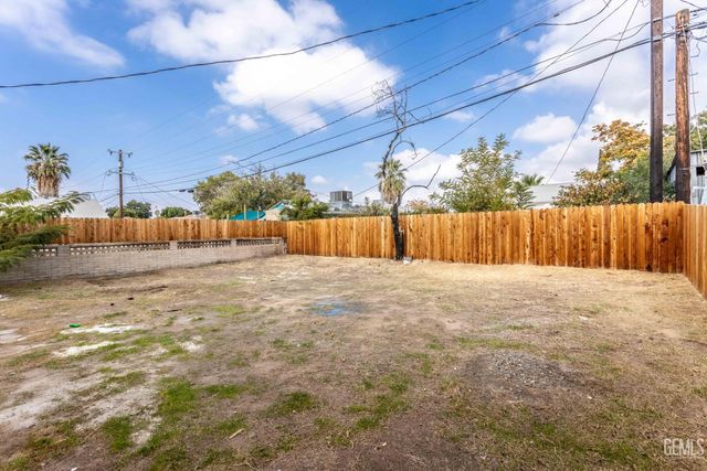 1102 Wilson Avenue, Bakersfield, CA 93308