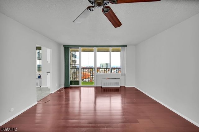 300 Winston Dr-C1601 1601, Cliffside Park Boro, NJ 07010