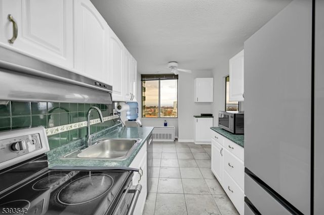 300 Winston Dr-C1601 1601, Cliffside Park Boro, NJ 07010