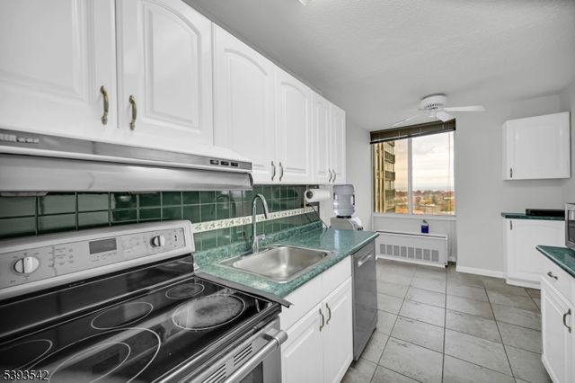 300 Winston Dr-C1601 1601, Cliffside Park Boro, NJ 07010