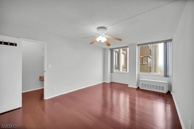 300 Winston Dr-C1601 1601, Cliffside Park Boro, NJ 07010