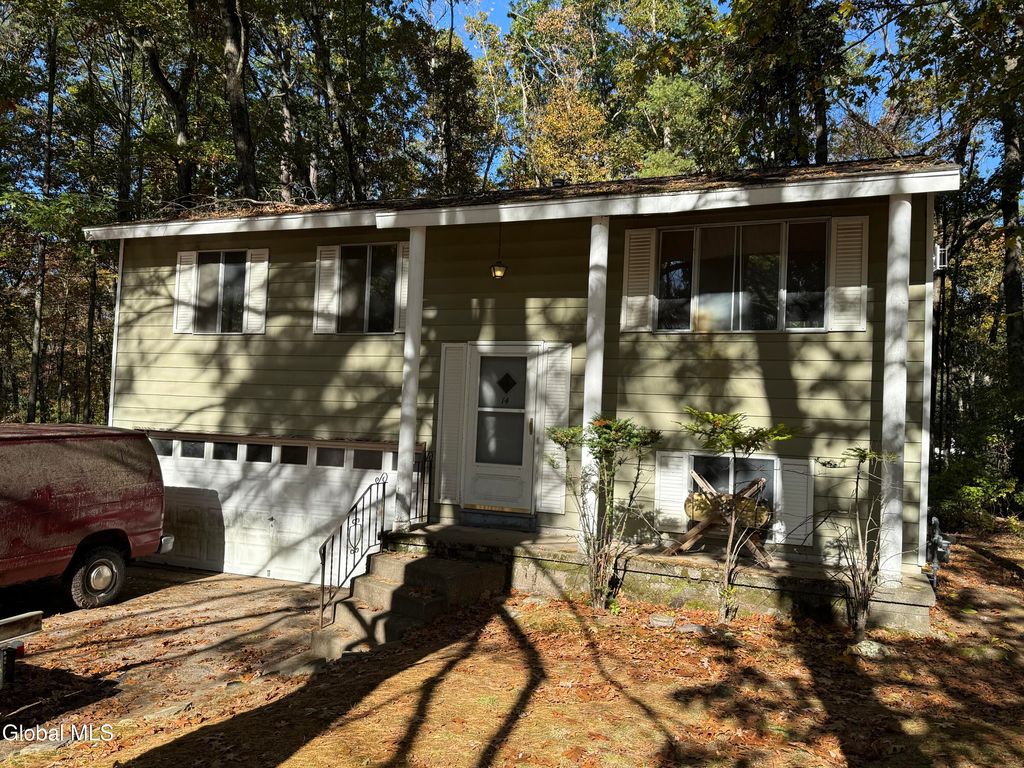 14 Arapaho Path, Saratoga Springs, NY 12866