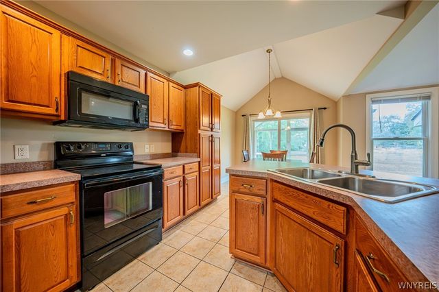 8 Nicholas Lane, Lancaster, NY 14086