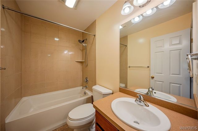8 Nicholas Lane, Lancaster, NY 14086