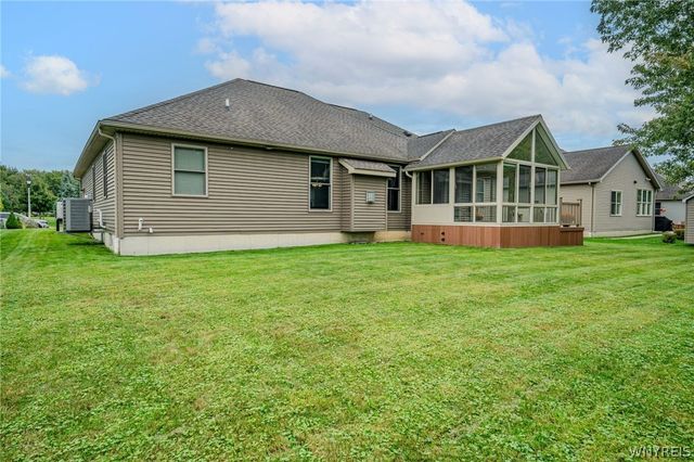 8 Nicholas Lane, Lancaster, NY 14086