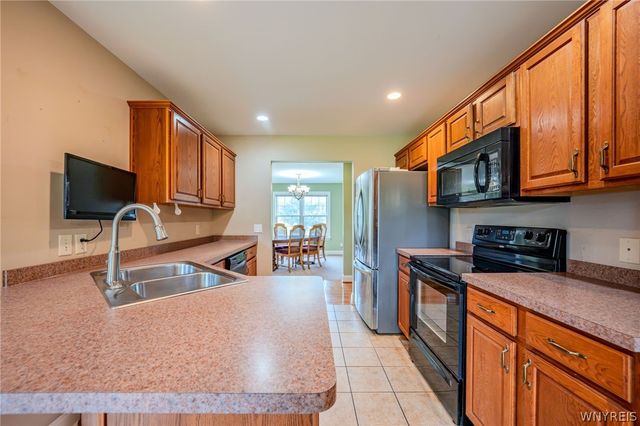 8 Nicholas Lane, Lancaster, NY 14086