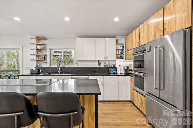 27 Hawberry Court, Asheville, NC 28805