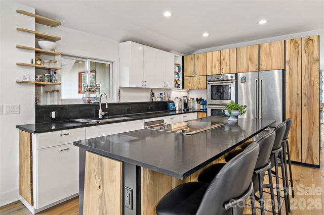 27 Hawberry Court, Asheville, NC 28805